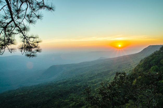 paisaje de montaña al atardecer