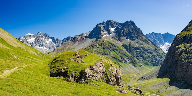 Paisaje de montaña en los Alpes franceses, Massif des Ecrins. Montañas rocosas escénicas a gran altura con glaciar