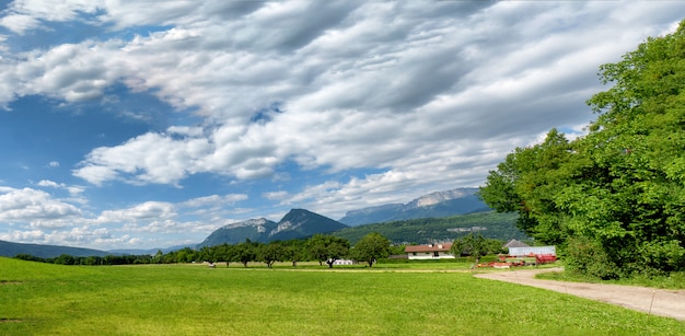 Paisaje de montaña en los Alpes franceses