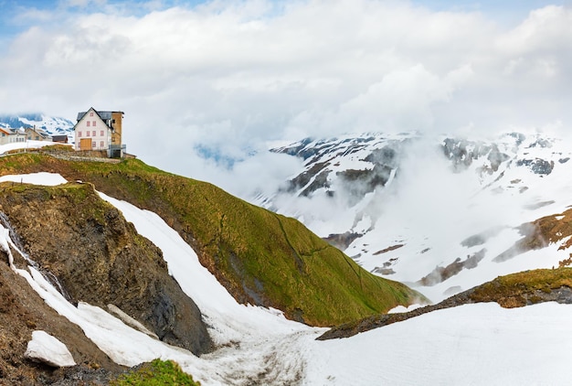 Paisaje de montaña de los Alpes suizos de primavera