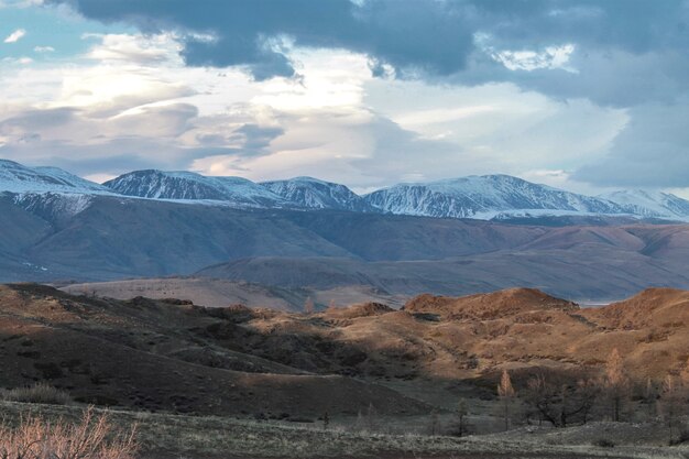 Paisaje de montaña de Altai al atardecer