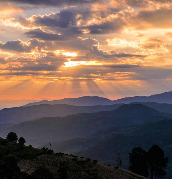 Paisaje de montaña de amanecer