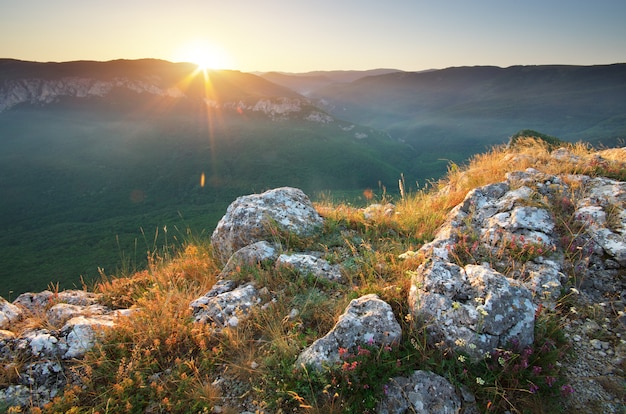 Paisaje de montaña durante el atardecer.