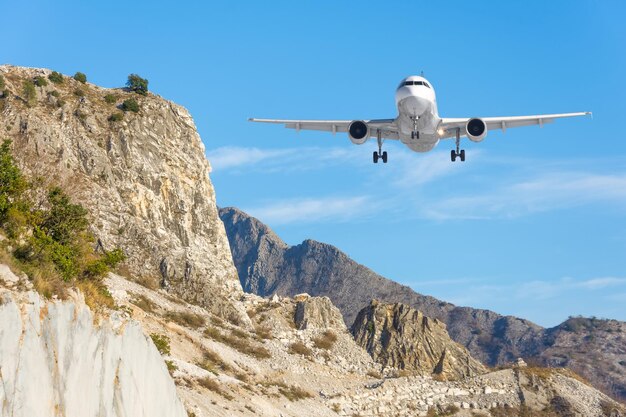 Paisaje de montaña y aterrizaje de aviones de pasajeros. Viaja a los países montañosos.