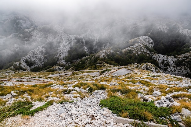 Paisaje de montaña de Biokovo con nubes bajas en Croacia