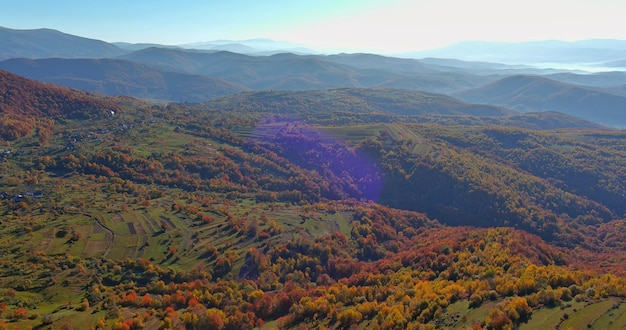 Paisaje de montaña del bosque amarillo senderismo montañas de los cárpatos en la vista aérea escénica de la mañana