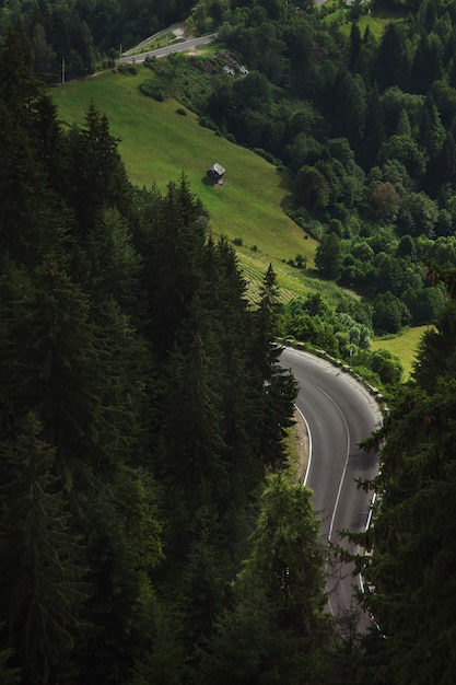 Paisaje de montaña con camino de montaña.