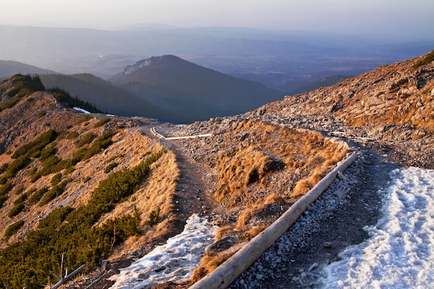 Paisaje de montaña con camino de roca