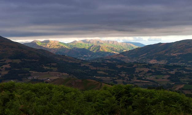 Paisaje de montaña en el Camino de Santiago Pirineo Francés