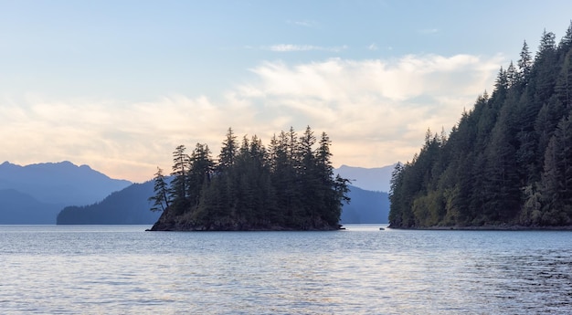 Paisaje de montaña canadiense con árboles y lago soleado cielo de puesta de sol de verano