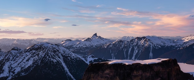 Paisaje de montaña canadiense cubierto de nieve en el fondo de la naturaleza de invierno