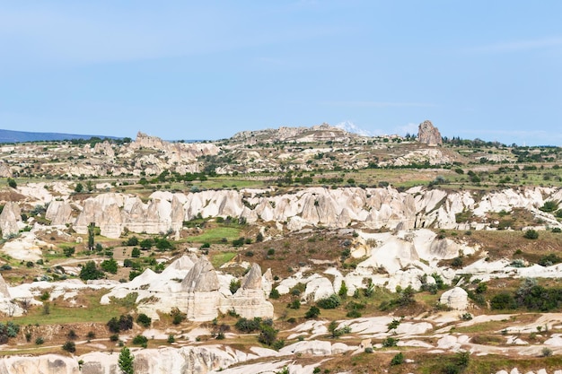 Paisaje de montaña en Capadocia en primavera