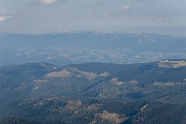 Paisaje de montaña en los Cárpatos ucranianos en verano