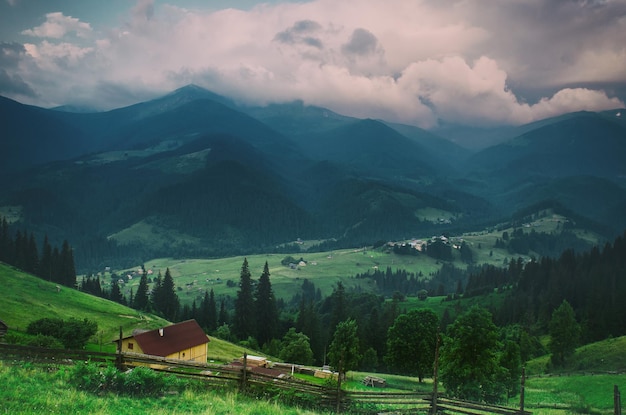 Paisaje de montaña de los Cárpatos