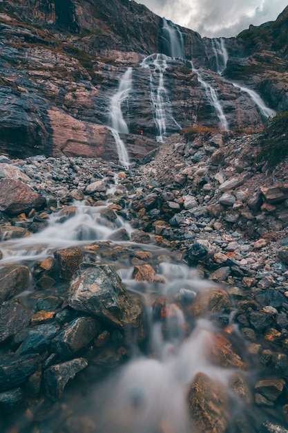 Paisaje de montaña, cascada en desenfoque desde abajo