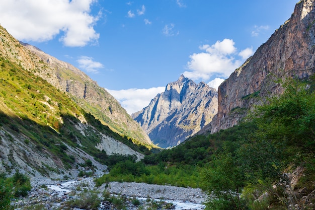 Paisaje de montaña con cascada