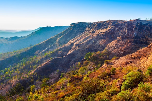 Paisaje de montaña cerca de la ciudad India de Mandu