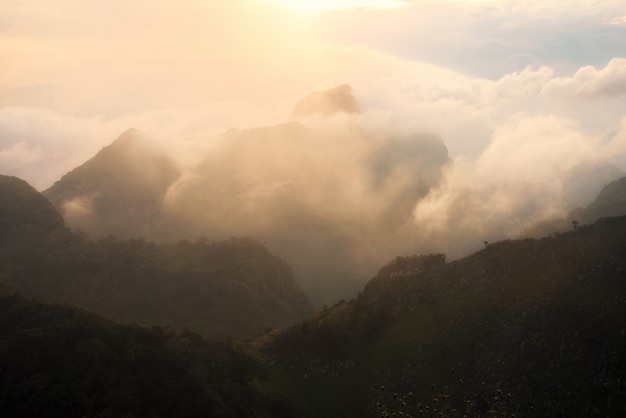 Paisaje de la montaña de Chiang Dao con la nube en Chiangmai, Tailandia.