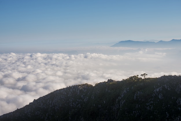 Paisaje de la montaña de Chiang Dao con la nube en Chiangmai, Tailandia.