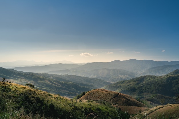 Paisaje de montaña y cielo azul en Doi Chang Chiang Rai Tailandia