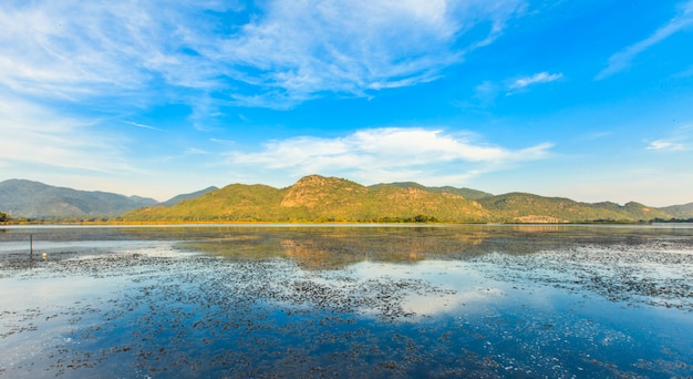 Paisaje con montaña y cielo azul