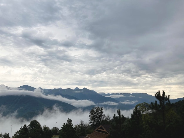 Paisaje de montaña, cielo y nubes, fotografía móvil.