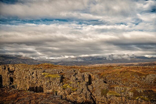 Foto paisaje de montaña en cielo nublado en islandia. parque nacional, reserva. desierto, naturaleza del norte. viajar, descubrimiento, concepto de pasión por los viajes de aventura.