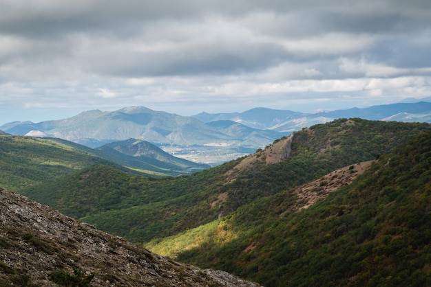 Paisaje de montaña, colinas verdes en un día soleado de verano, nublado