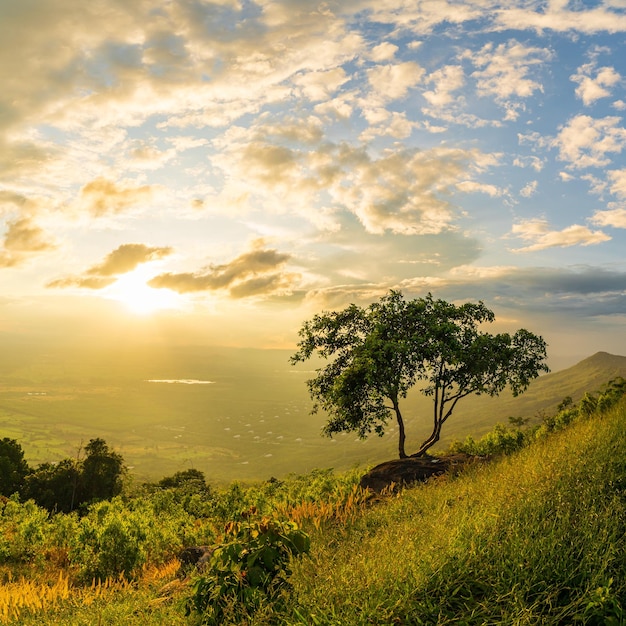 Paisaje de montaña con colorida puesta de sol vívida en el sk nublado