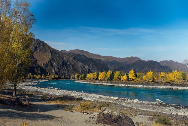 Paisaje de montaña colorido. Valle del río en un día soleado de otoño.