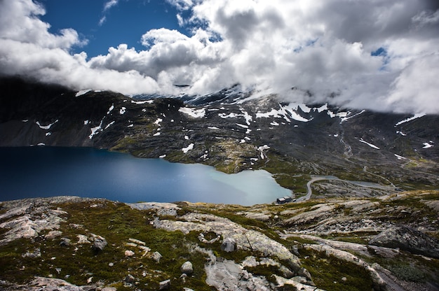 Paisaje de montaña Dalsnibba en el fiordo de Geiranger, Noruega.