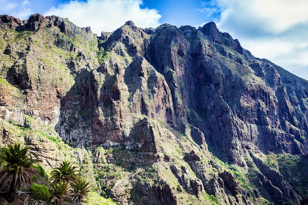 Paisaje de montaña del desfiladero de Masca Hermosas vistas de la costa con pequeños pueblos en Tenerife Islas Canarias