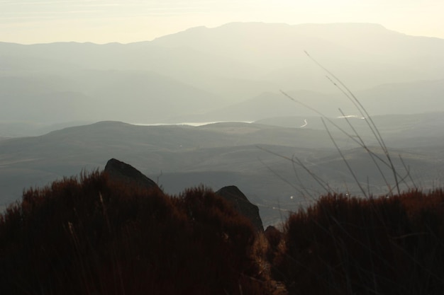 Paisaje de montaña en un día nublado