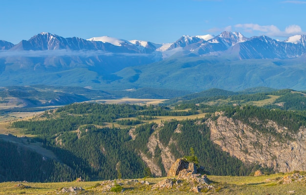 Paisaje de montaña, día soleado de verano.