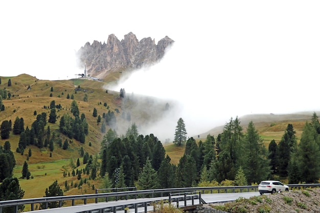 Paisaje de montaña Dolomitas Dolomitas es una montaña en Tirol Italia