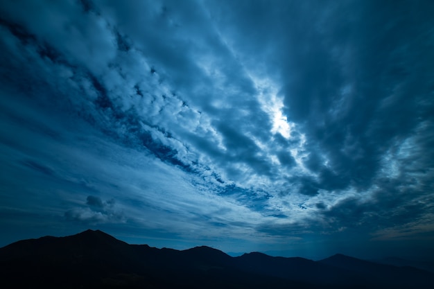 El paisaje de montaña en el fondo de las nubes. tarde noche