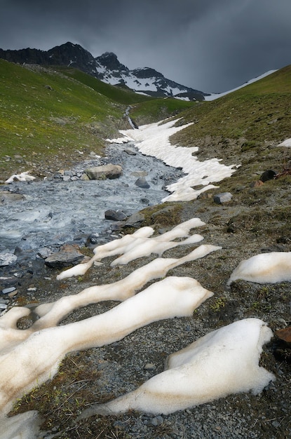 Paisaje de montaña frío severo con río de montaña. Derretimiento de la nieve en las montañas. Svaneti, Georgia, Cáucaso