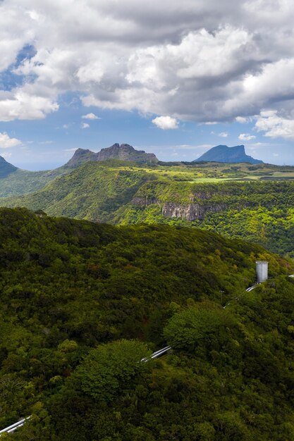 Paisaje de montaña de la garganta en la isla de Mauricio, verdes montañas de la selva de Mauricio.