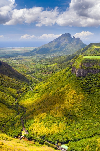 Paisaje de montaña de la garganta en la isla de Mauricio, verdes montañas de la selva de Mauricio.