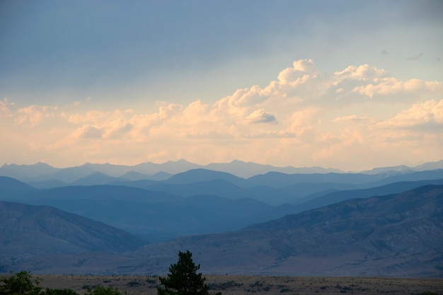 Paisaje de montaña en Georgia, nubes y cielo azul. Cordillera. hora de la puesta del sol.