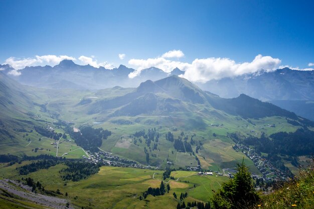 Paisaje de montaña en el Grand-Bornand, Haute-savoie, Francia