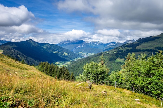 Paisaje de montaña en el Grand-Bornand, Haute-savoie, Francia