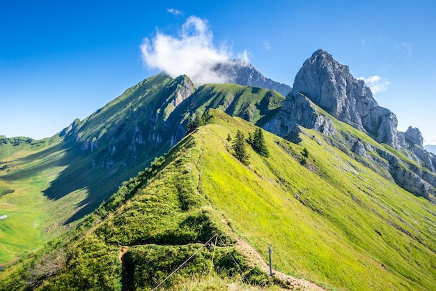 Paisaje de montaña en el Grand-Bornand, Haute-Savoie, Francia