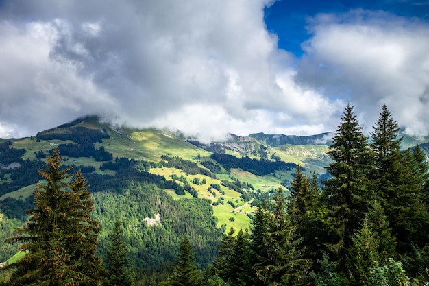 Paisaje de montaña en el Grand-Bornand, Haute-Savoie, Francia