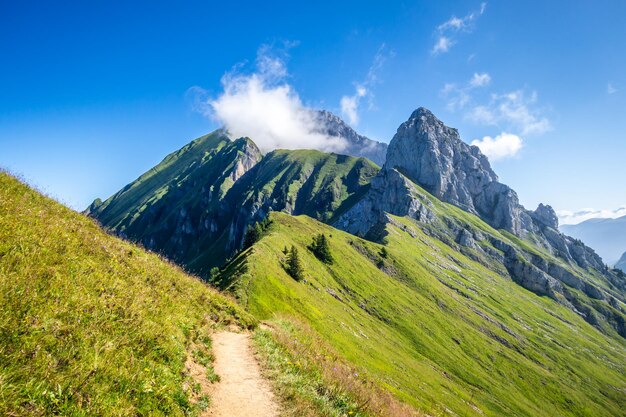 Paisaje de montaña en el Grand-Bornand, Haute-Savoie, Francia