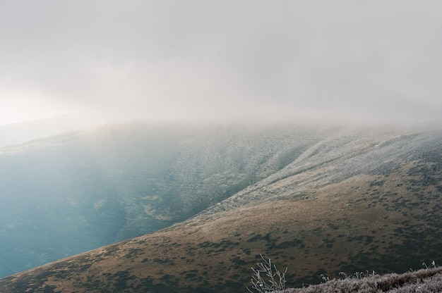 Paisaje de la montaña helada con niebla