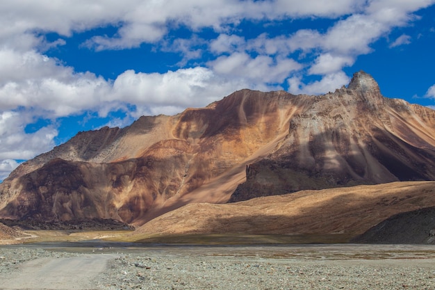 Paisaje de montaña del Himalaya a lo largo de la autopista Leh a Manali en India