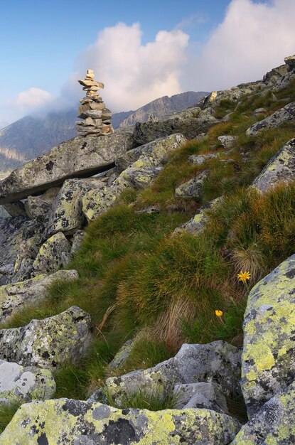 Paisaje de montaña con un hito de piedra