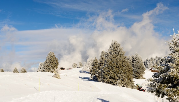 Paisaje de montaña de invierno en los Alpes franceses