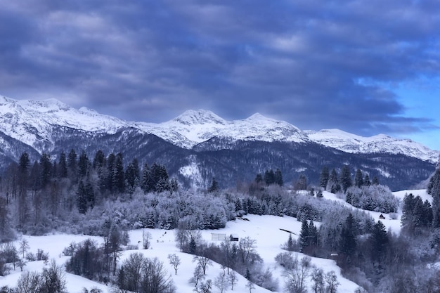 Paisaje de montaña de invierno en los Alpes